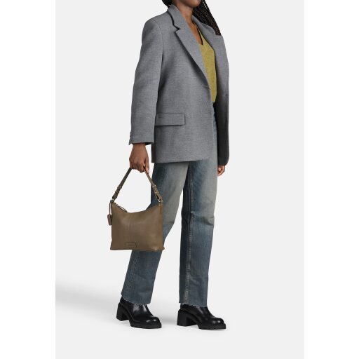 BURKELY Dámská kožená kabelka  Soft Skylar 1000337.85.25 hnědá v ruce