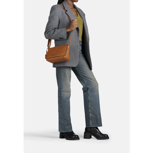 BURKELY Kožená kabelka přes rameno Soft Skylar 1000338.85.24 koňaková na modelce