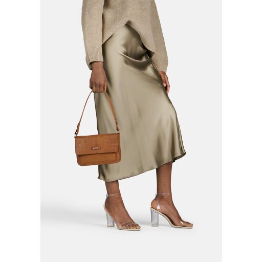 BURKELY Kožená kabelka přes rameno Cool Colbie 1000438.29.24 koňaková v ruce