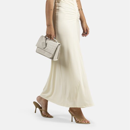 BURKELY Dámská crossbody kabelka Cool Colbie 1000440.29.01 smetanová v ruce