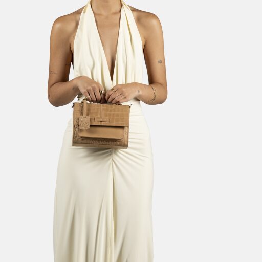 BURKELY Dámská crossbody kabelka Cool Colbie 1000440.29.21 béžová v ruce