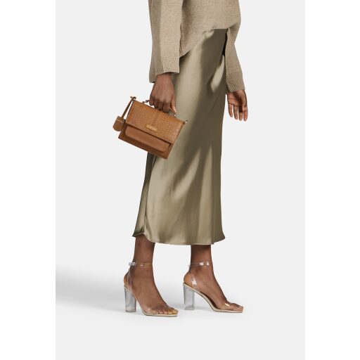 BURKELY Dámská crossbody kabelka Cool Colbie 1000440.29.24 koňaková v ruce