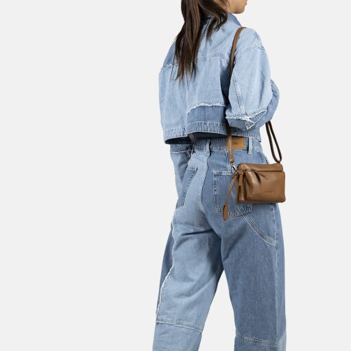 BURKELY Malá kožená kabelka - minibag Lush Lucy 1000538.38.24 koňaková na modelce