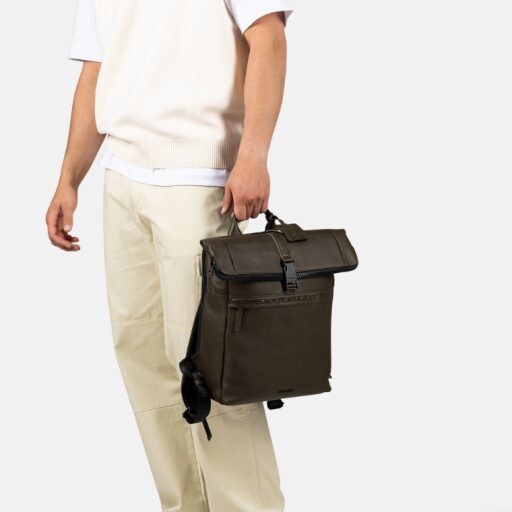 BURKELY Kožený roll top batoh na notebook 14" 1000805.64.71 zelený v ruce muž
