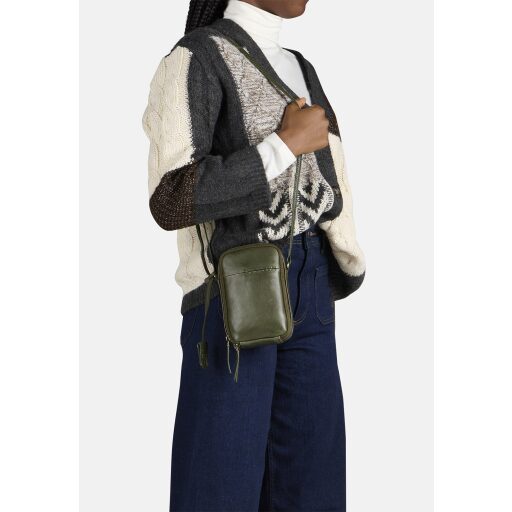 BURKELY Kožená crossbody kabelka na telefon Natural Norah 1000819.04.74 tmavě zelená modelka