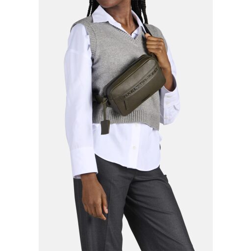 Burkely kožená crossbody kabelka Minimal Mason 1000831.64.71 tmavě zelená na modelce