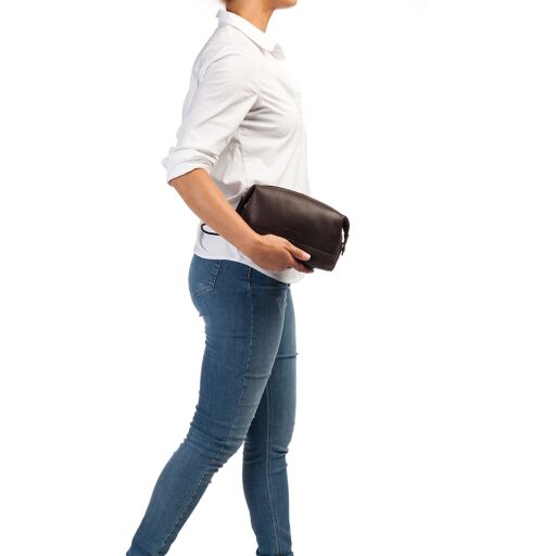 BURKELY Kožená kosmetická kabelka Riley 9008416.22.20 hnědá v ruce