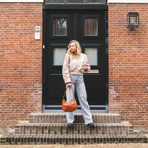 The Chesterfield Brand kožená kabelka do ruky i přes rameno Alexandria C48.135531 koňaková v ruce