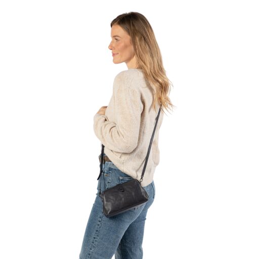 aunts & uncles Dámská kožená kabelka Grandma´s Luxury Club Mrs. Eclair 40267-86 modrá na modelce