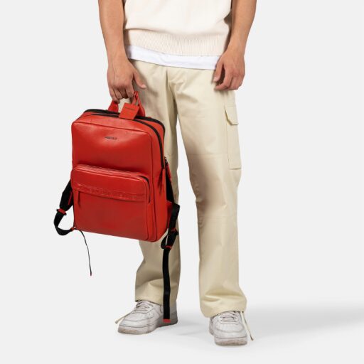 BURKELY Kožený batoh na notebook 15,6" 1000803.64.55 červený v ruce