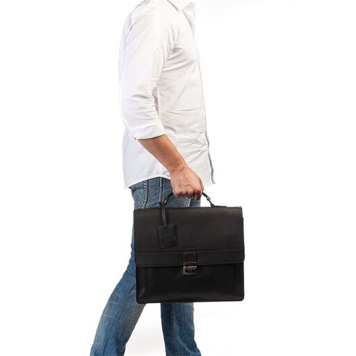 Kožená pracovní taška na notebook 15,6" Scott 9006378.22.10 v ruce muž