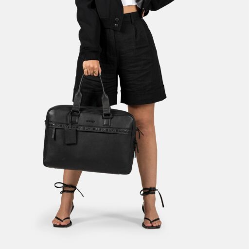 BURKELY Kožená taška na notebook 15,6" Kožená taška na notebook 15,6" černá v ruce žena