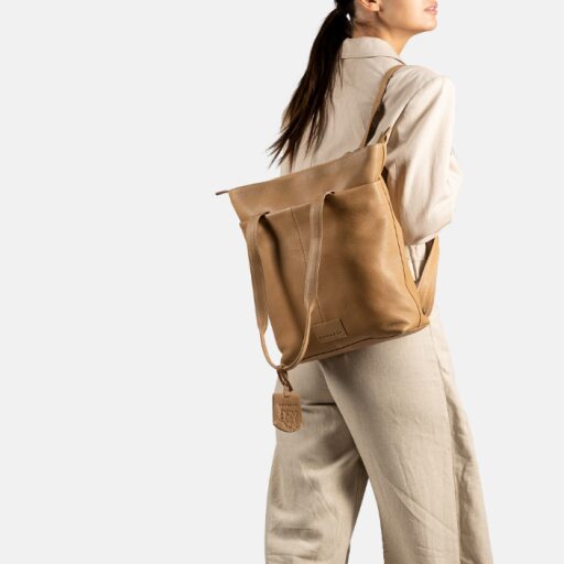 BURKELY Kožená shopper kabelka - batoh 2v1 Soft Skylar 1000332.85.21 béžová na zádech