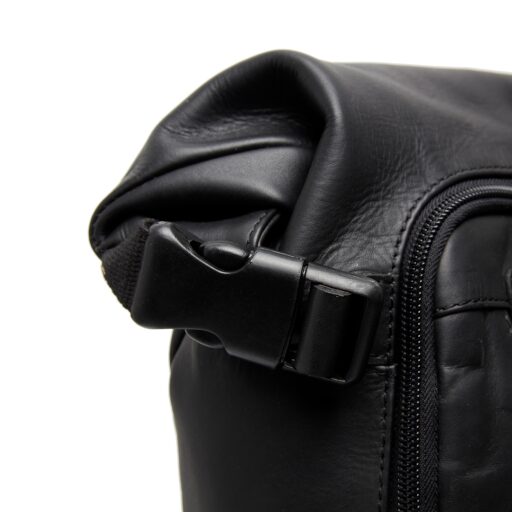 The Chesterfield Brand Rolovací kožený batoh na notebook Mazara C58.032300 černý detail