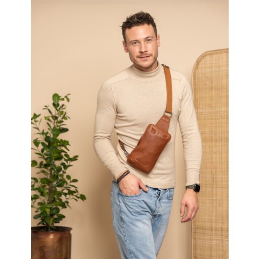 The Chesterfield Brand Kožená crossbody taška Cambridge C58.033031 koňaková s modelem