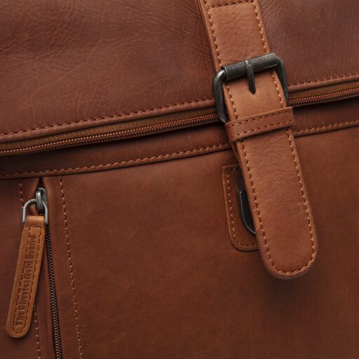 The Chesterfield Brand Rolovací batoh Larsson C58.033831 koňakový na zádech detail