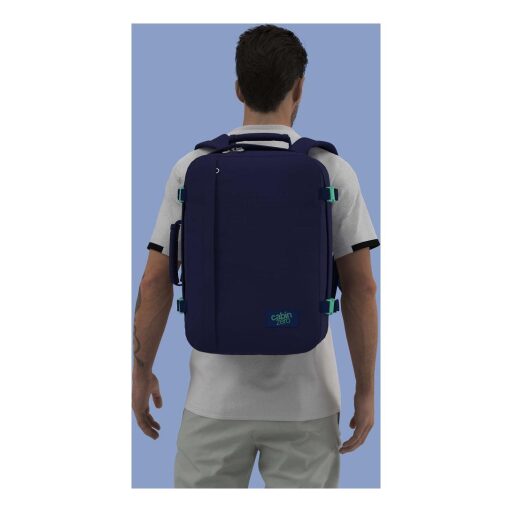 CabinZero Cestovní batoh do letadla Classic 36L 172305 modrý na mužské postavě
