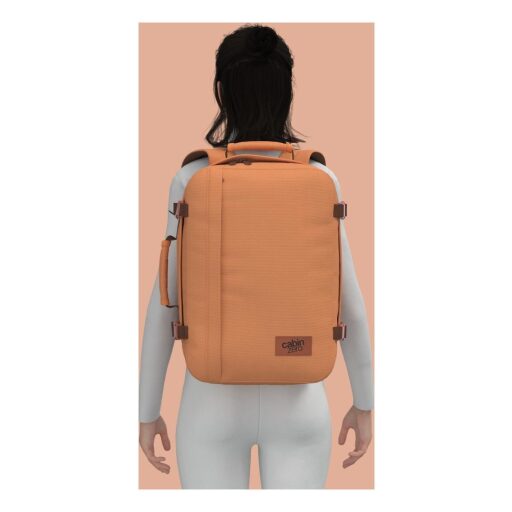 CabinZero Cestovní batoh do letadla Classic 36L 172407 oranžový na ženské postavě