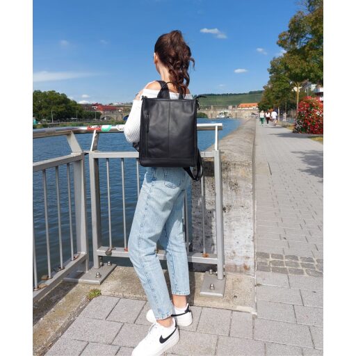 The Chesterfield Brand Dámský kožený batoh Romy černý na modelce