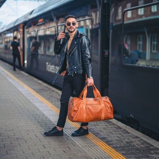 The Chesterfield Brand Kožená cestovní taška  Hudson C20.004531 koňaková v ruce