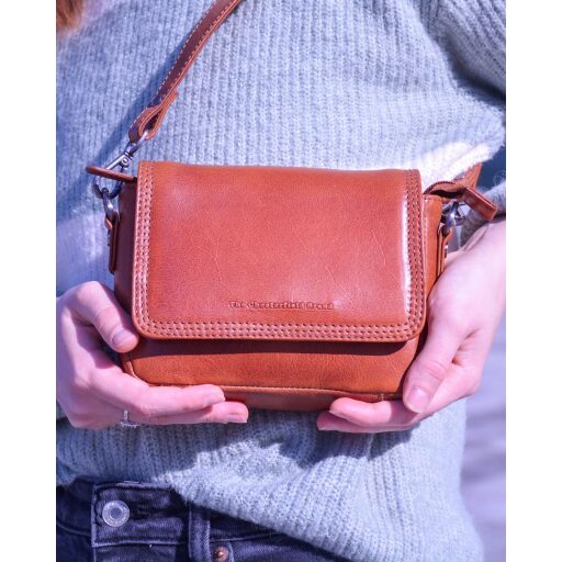 The Chesterfield Brand Dámská kožená kabelka přes rameno Marcella C48.137431 koňaková v ruce