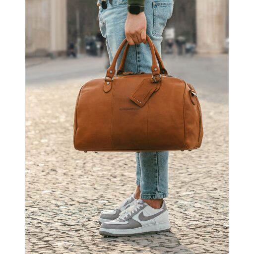 The Chesterfield Brand Kožená cestovní taška - weekender C20.001331 Liam koňak v ruce