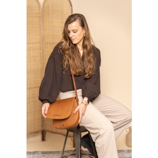 The Chesterfield Brand Dámská crossbody kabelka Everglades C48.132631 koňaková s klopou