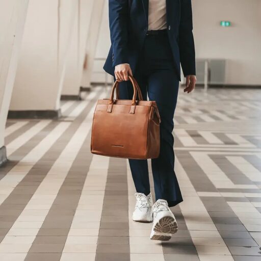 The Chesterfield Brand Dámská kožená kabelka Rivera C48.127531 koňaková v ruce