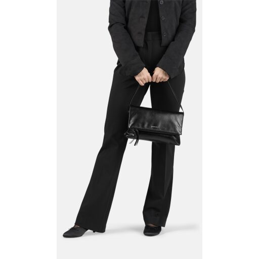 BURKELY dámská crossbody kabelka Creased Crystal 1001604.46.10 černá v ruce