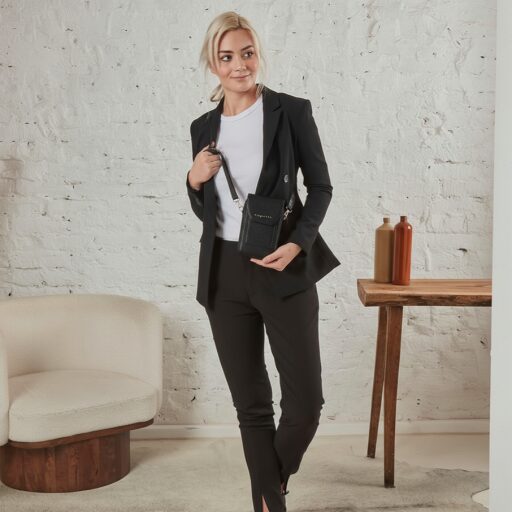 Bugatti Dámská crossbody kabelka ELLA 496636S01 černá na modelce