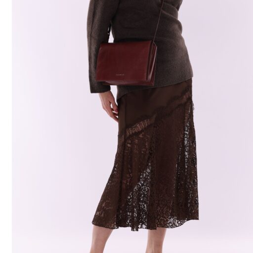 BURKELY dámská crossbody kabelka Fine Florence 1001703.34.51 burgundy na modelce