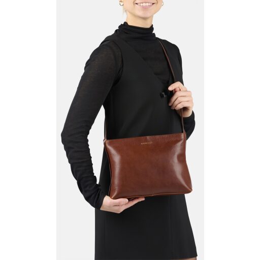 BURKELY dámská crossbody kabelka Fine Florence 1001705.34.23 hnědá na modelce