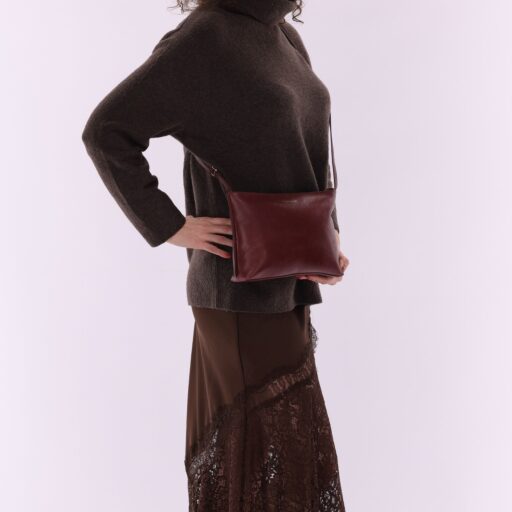 BURKELY dámská crossbody kabelka Fine Florence 1001705.34.51 burgundy na postavě