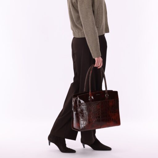 BURKELY dámská kabelka na notebook 15,6" Cool Colbie 1000432.29.97 burgundy v ruce
