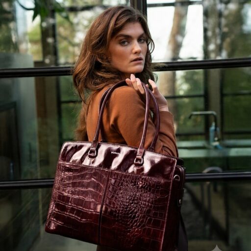 BURKELY dámská kabelka na notebook 15,6" Cool Colbie 1000432.29.97 burgundy s modelkou