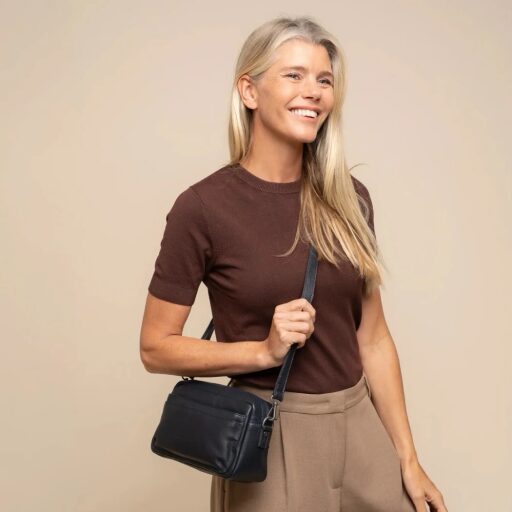 The Chesterfield Brand Dámská kabelka přes rameno Liora C48.142010 tmavě modrá jako crossbody