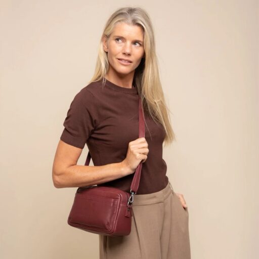 The Chesterfield Brand Dámská kabelka přes rameno Liora C48.142018 vínově červená jako crossbody
