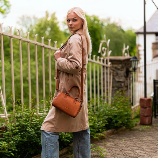 The Chesterfield Brand dámská kožená kabelka do ruky i přes rameno Dalford C48.140931 koňaková na rameni