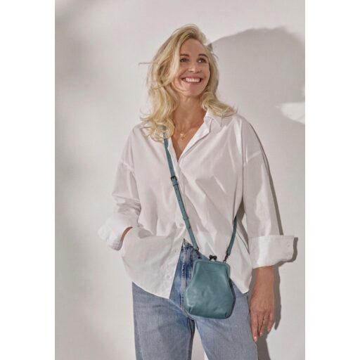 aunts & uncles Dámská kožená kabelka do ruky i přes rameno Grandma´s Luxury Club Mrs. Sugar Pop 40454-102 světle modrá na postavě