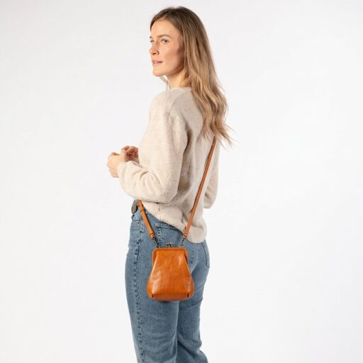 aunts & uncles Dámská kožená kabelka do ruky i přes rameno Grandma´s Luxury Club Mrs. Sugar Pop 40454-108 světle koňaková na postavě