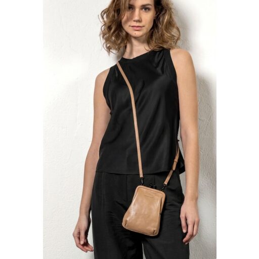 aunts & uncles Dámská kožená kabelka do ruky i přes rameno Grandma´s Luxury Club Mrs. Sugar Pop 40454-132 béžová na postavě