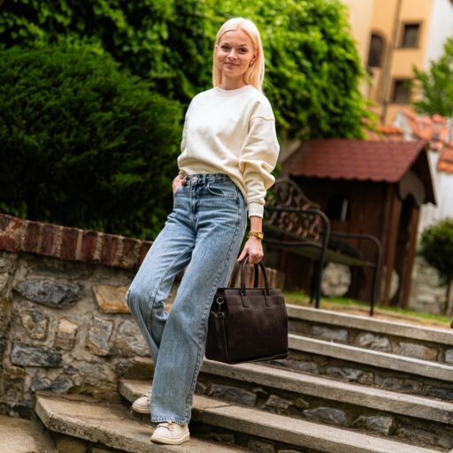 The Chesterfield Brand Dámská kožená kabelka do ruky i přes rameno Rivera C48.127501 hnědá v ruce