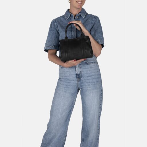 BURKELY Dámská kožená kabelka Soft Skylar 1000860.85.10 černá v ruce