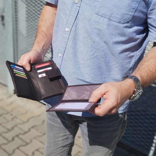 The Chesterfield Brand kožená peněženka RFID Landau hnědá C08.050301 v ruce