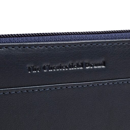 The Chesterfield Brand Dámská kožená peněženka RFID Mirelle tmavě modrá logo
