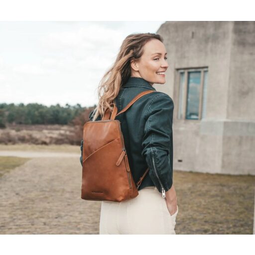 Kožený batoh dámský do města The Chesterfield Brand Amanda koňak na zádech modelka