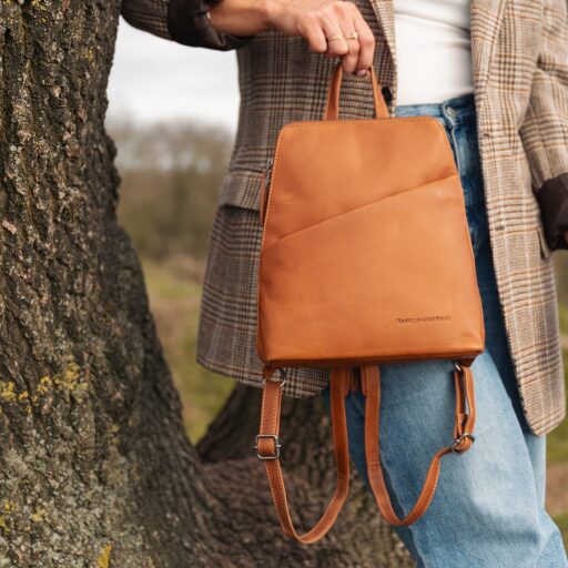 Dámský kožený batoh do města The Chesterfield Brand Claire C58.023531 koňakový  v ruce