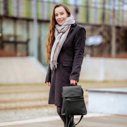 ESTELLE Kožený městský batůžek Mila černý na modelce