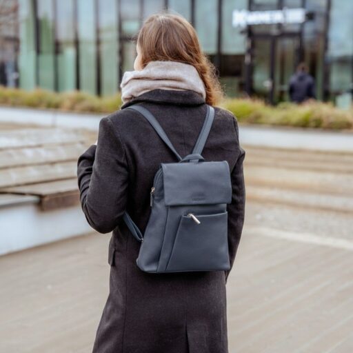 ESTELLE Kožený městský batůžek Mila modrý na modelce