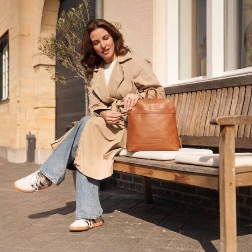 The Chesterfield Brand Dámský kožený batůžek Tigris C58.034531 koňakový s modelkou